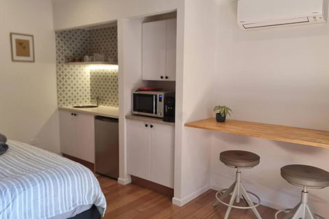 Alcorn Garden Studio Main House Attached-Dog Friendly 2 Mins Walk To Beach - Accommodation Coffs Harbour 2