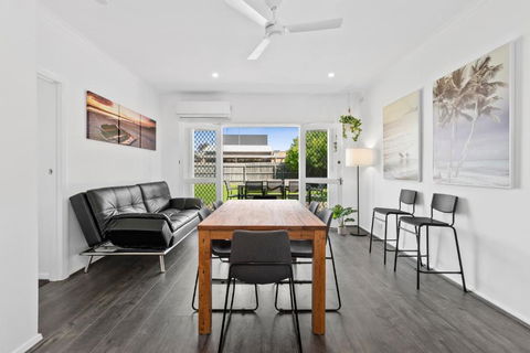 All Beached Out - 8 Guests, Cental, 450m To Beach! - Accommodation Coffs Harbour 0