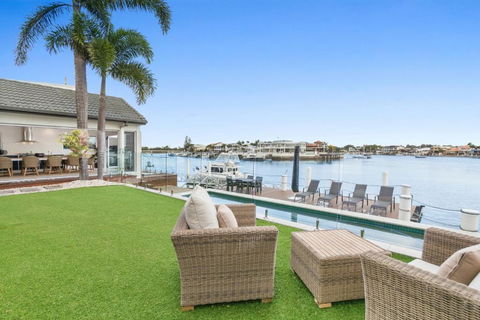 Amazing Canal House With Private Jetty, Gym & Pool - Accommodation Coffs Harbour 0