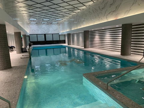 Amazing 1 Bedroom Apt With Large Living & Extra Sleeping Space -up To 5 Ppl Plus Gym Jacuzzi Spa Pool Sauna And Garden With BBQ - Accommodation Coffs Harbour 2