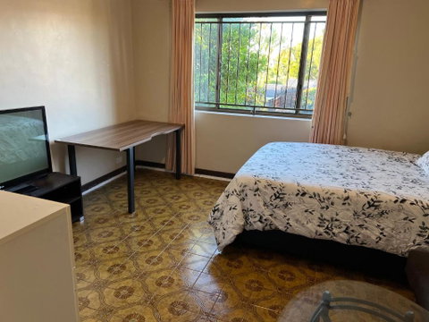 Aspley Bedroom & Share Bathroom With Other Guests - Accommodation Coffs Harbour 2