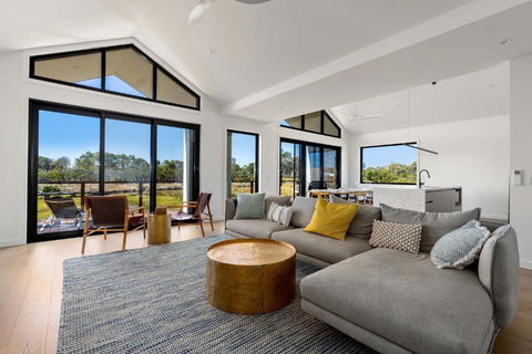 Awakening Broadbeach - Wifi, Linen - Accommodation Coffs Harbour 0