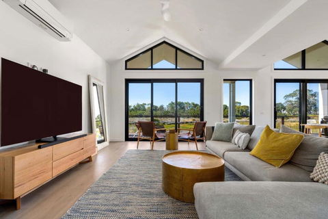 Awakening Broadbeach - Wifi, Linen - Accommodation Coffs Harbour 3