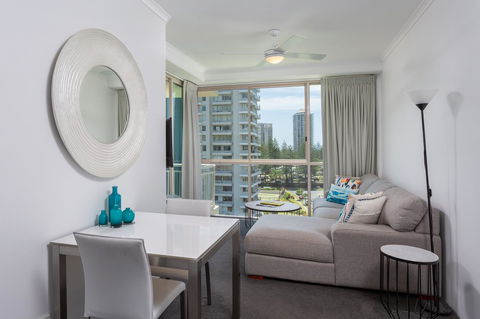 Maldives Resort Main Beach, Gold Coast - Accommodation Coffs Harbour 11