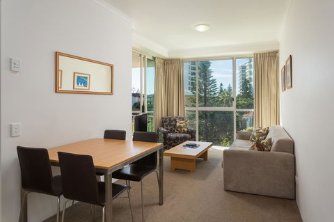 Maldives Resort Main Beach, Gold Coast - Accommodation Coffs Harbour 4