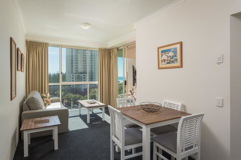 Maldives Resort Main Beach, Gold Coast - Accommodation Coffs Harbour 9