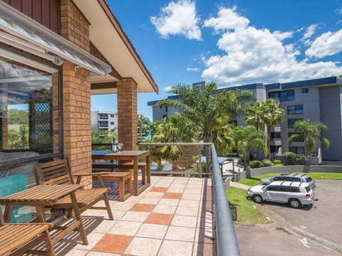 'COLUMBIA VIEWS', 2/9 COLUMBIA CLOSE - AIRCON, WIFI, NETFLIX, VIEWS & BOAT PARKING - Accommodation Coffs Harbour 1