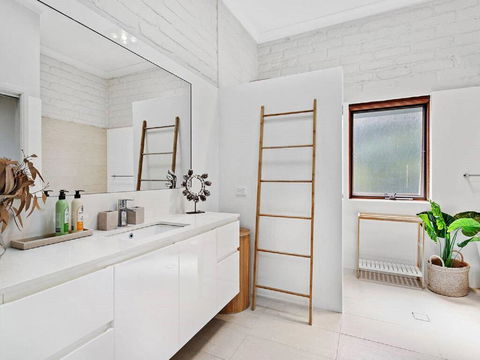 'Nunkeri', 5 Kerrie Close - Stunning House With Fabulous Views, Linen, WIFI & Air Conditioning - Accommodation Coffs Harbour 3