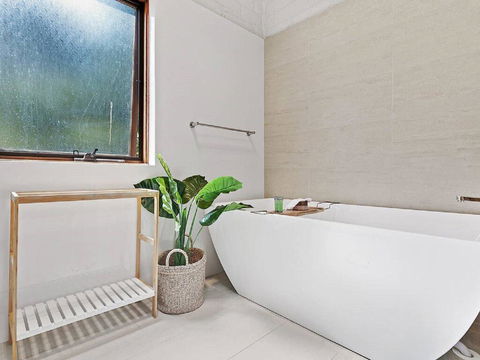 'Nunkeri', 5 Kerrie Close - Stunning House With Fabulous Views, Linen, WIFI & Air Conditioning - Accommodation Coffs Harbour 2