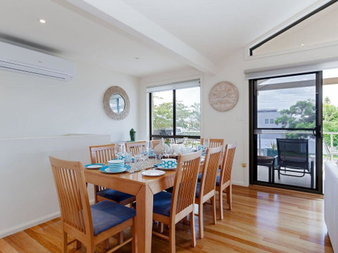 'Sandy Point Haven', 21a Sandy Point Rd - Stylish Haven With WIFI, Air Conditioning & Water Views - Accommodation Coffs Harbour 3