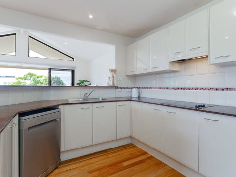 'Sandy Point Haven', 21a Sandy Point Rd - Stylish Haven With WIFI, Air Conditioning & Water Views - Accommodation Coffs Harbour 2