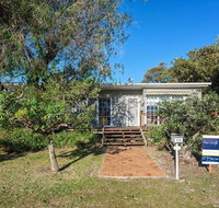 'The Croft' 11 Boulder Bay Rd - Cosy Beach House with Aircon  only 270m to the Beach - Accommodation Coffs Harbour