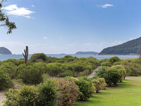 1 'Intrepid', 3 Intrepid Close - Amazing Views Of Shoal Bay, Only 100m From The Beach - Accommodation Coffs Harbour 2