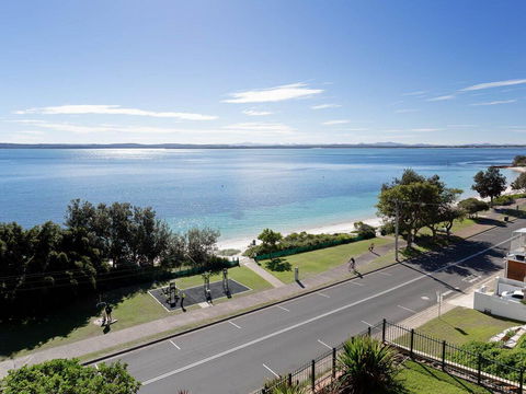 1 'Kiah', 53 Victoria Parade - Stunning Views, Wifi, Aircon, Just Across The Road To The Water - Accommodation Coffs Harbour 2