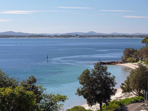 1 'Kiah', 53 Victoria Parade - Stunning Views, Wifi, Aircon, Just Across The Road To The Water - Accommodation Coffs Harbour 3