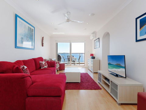 1 'Kiah', 53 Victoria Parade - Stunning Views, Wifi, Aircon, Just Across The Road To The Water - Accommodation Coffs Harbour 1