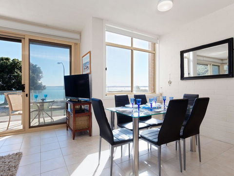 1 'Little Hut', 20 Kurrawa Close - Spectacular Water Views, NBN & Air Conditioned - Accommodation Coffs Harbour 1