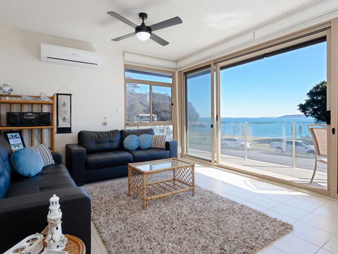 1 'Little Hut', 20 Kurrawa Close - Spectacular Water Views, NBN & Air Conditioned - Accommodation Coffs Harbour 2