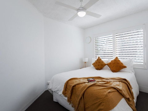 1 'The Poplars' 34 Magnus St - Panoramic Water Views, Pool, Aircon & WIFI - Accommodation Coffs Harbour 3