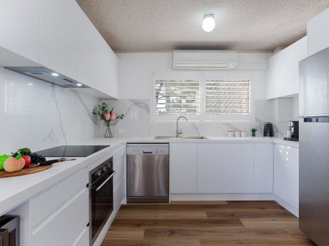 1 'The Poplars' 34 Magnus St - Panoramic Water Views, Pool, Aircon & WIFI - Accommodation Coffs Harbour 2