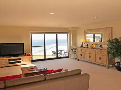 15 Dolphin Cove, 2 - 6 Government Rd - Stunning Penthouse With Views, Lift & Ducted Air Conditioning - Accommodation Coffs Harbour 1