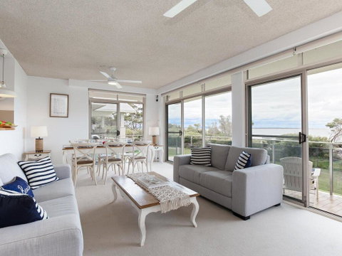 2 'The Helm' 22 Voyager Cl - Stunning Waterfront Unit With Air Conditioning - Accommodation Coffs Harbour 2
