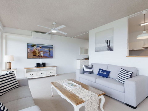 2 'The Helm' 22 Voyager Cl - Stunning Waterfront Unit With Air Conditioning - Accommodation Coffs Harbour 3
