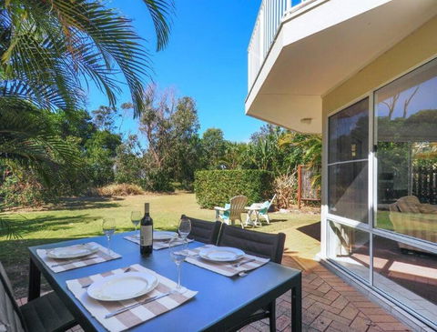 Beachfront Retreat - Ducted Air - Free Wifi - Accommodation Coffs Harbour 3