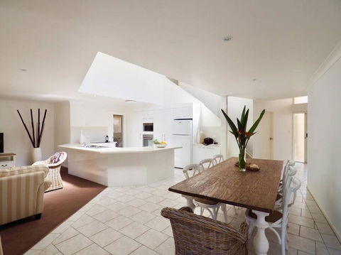 Beachfront Retreat - Ducted Air - Free Wifi - Accommodation Coffs Harbour 4