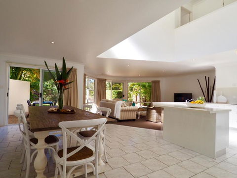 Beachfront Retreat - Ducted Air - Free Wifi - Accommodation Coffs Harbour 2