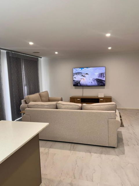 Canberra 3 Bedroom Home To Remember - Accommodation Coffs Harbour 0