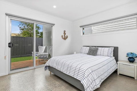CASA EMEC- PETS WELCOME Luxury, Aircon, Walk To The Shops And Beach! Outdoor Shower And Garage Parking - Accommodation Coffs Harbour 3
