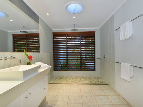 Cassowary Villa 1 - Short Walk To Beach And Town - Accommodation Coffs Harbour 2