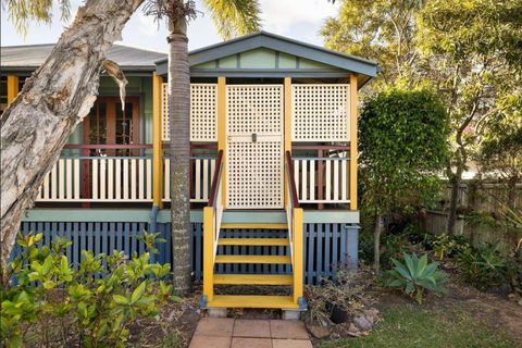 Central Location Cozy Bedroom 1 - Accommodation Coffs Harbour 0