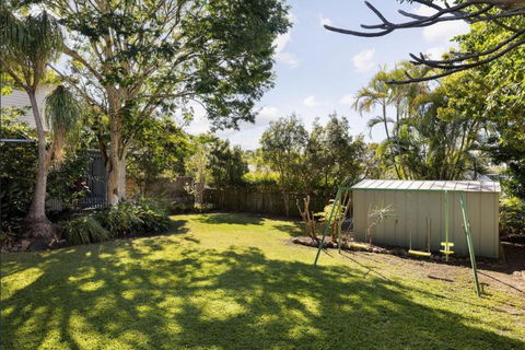 Central Location Cozy Bedroom 1 - Accommodation Coffs Harbour 3