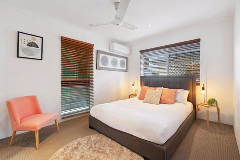Charming 2-Bed Home With Spacious Backyard & BBQ - Accommodation Coffs Harbour 2