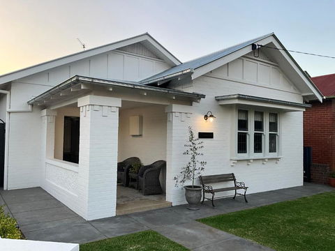 Charming Central Cottage In Wagga Wagga - Accommodation Coffs Harbour 0