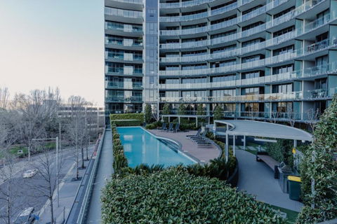 Central Located 2-Bed With Pool, Gym & Parking - Accommodation Coffs Harbour 0