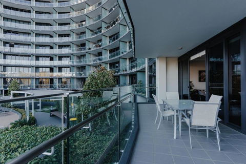 Central Located 2-Bed With Pool, Gym & Parking - Accommodation Coffs Harbour 1