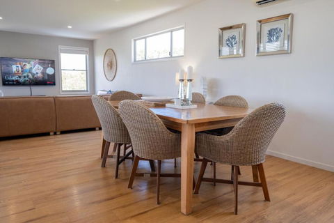 Chic Coastal Home On Orealla - Accommodation Coffs Harbour 4