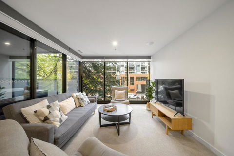 Chic Inner-City 2-Bed Abode With Pool Gym & Sauna - Accommodation Coffs Harbour 1
