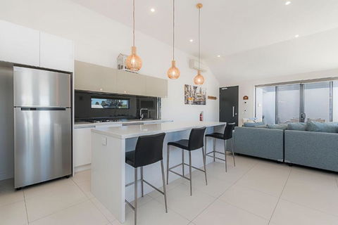 Chimneys On Bank - Accommodation Coffs Harbour 3