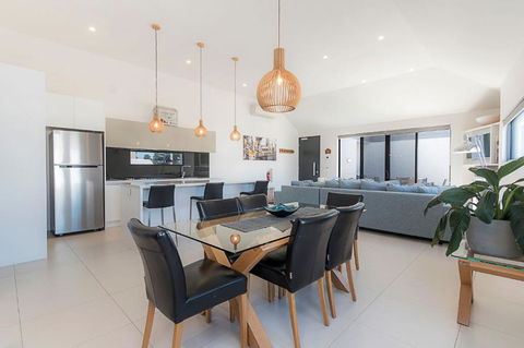 Chimneys On Bank - Accommodation Coffs Harbour 2