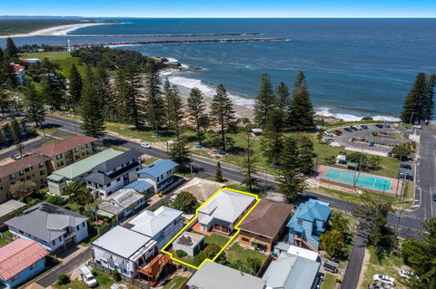 Clarence Court On The Beach - Spacious Beach House - Accommodation Coffs Harbour 1