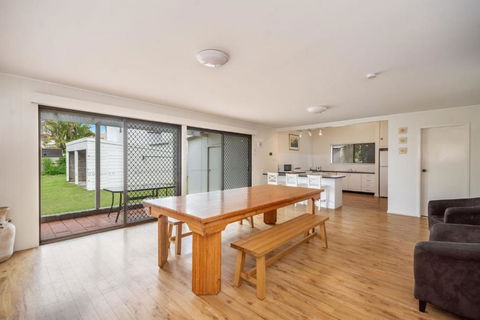 Clarence Court On The Beach - Spacious Beach House - Accommodation Coffs Harbour 3