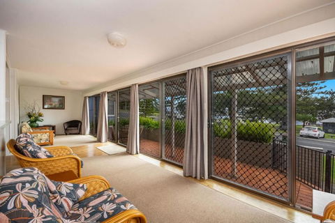 Clarence Court On The Beach - Spacious Beach House - Accommodation Coffs Harbour 4