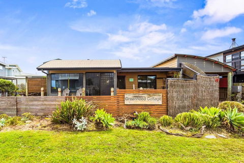 Coastal Cottage With Ocean Views - Accommodation Coffs Harbour 1