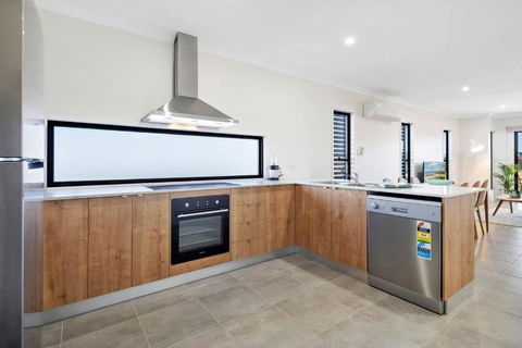 DAYDREAMING Airlie Beach, Water Views & Only 200m To Boardwalk. - Accommodation Coffs Harbour 4