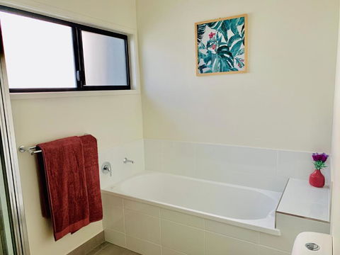 DAYDREAMING Airlie Beach, Water Views & Only 200m To Boardwalk. - Accommodation Coffs Harbour 3
