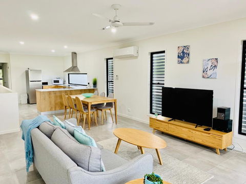 DAYDREAMING Airlie Beach, Water Views & Only 200m To Boardwalk. - Accommodation Coffs Harbour 0